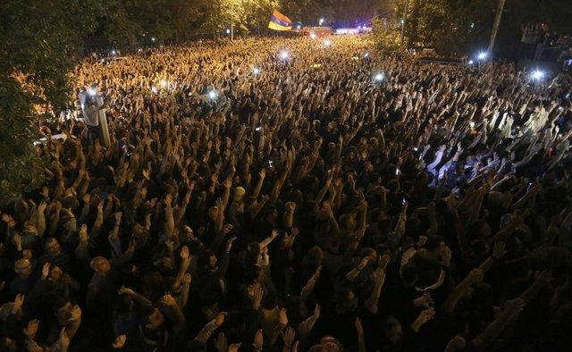 تظاهرات گسترده در مقابل پارلمان ارمنستان، پاشینیان در جمع تظاهرکنندگان