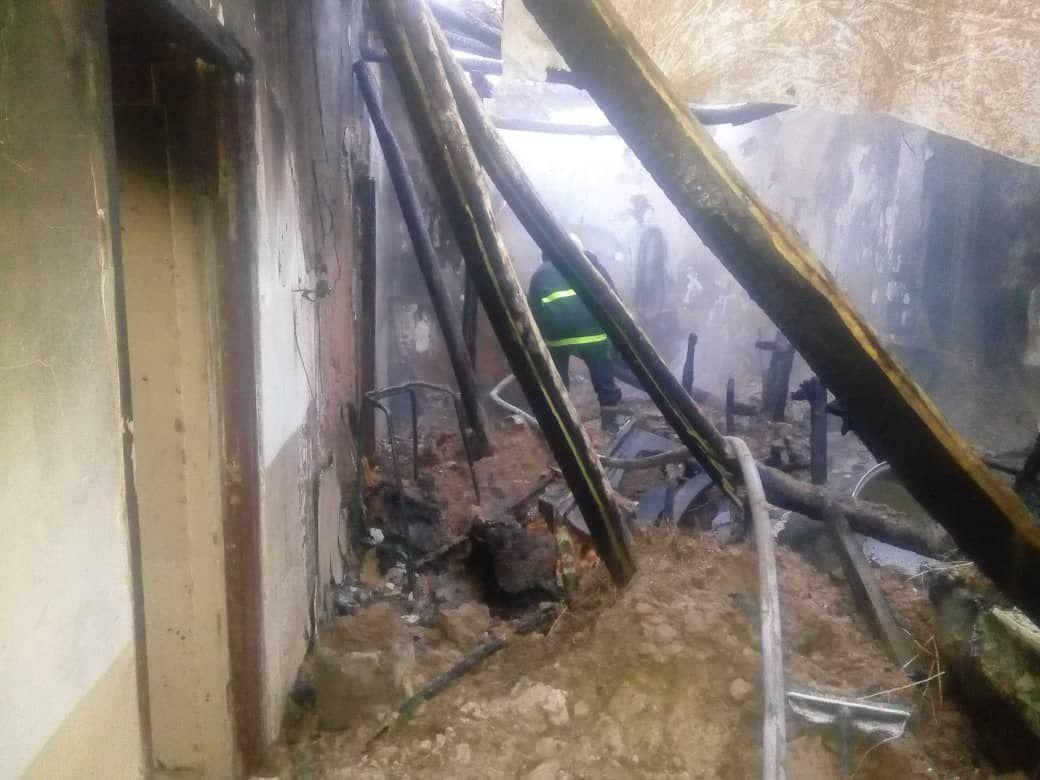 خبرنگاران آتش سوزی، یک منزل مسکونی را در ایذه خاکستر کرد