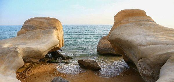 ساحل مکسر یکی از جاذبه های گردشگری استان هرمزگان به شمار می رود